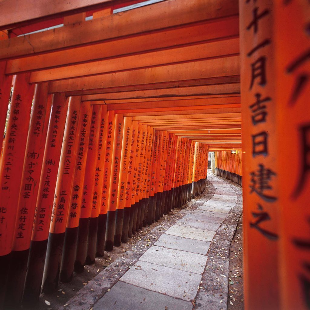 Prolaz u ”Fushimi Inari Taisha”. Crvena vrata koja se zovu “torii” označavaju sveto mjesto